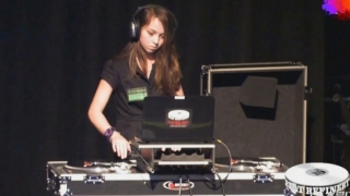 美少女DJ Alpha Trax Performing